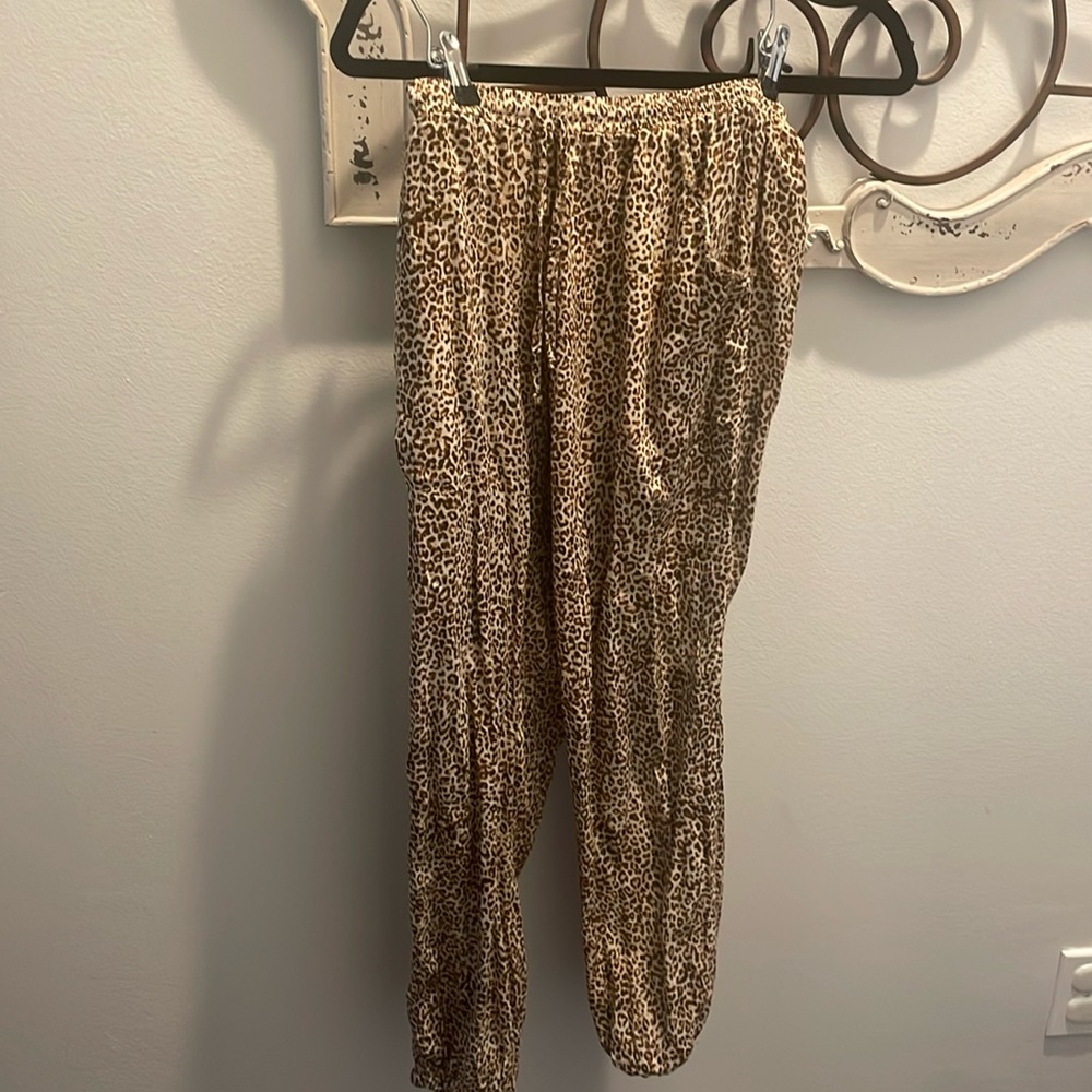 Olviaceous leopard joggers